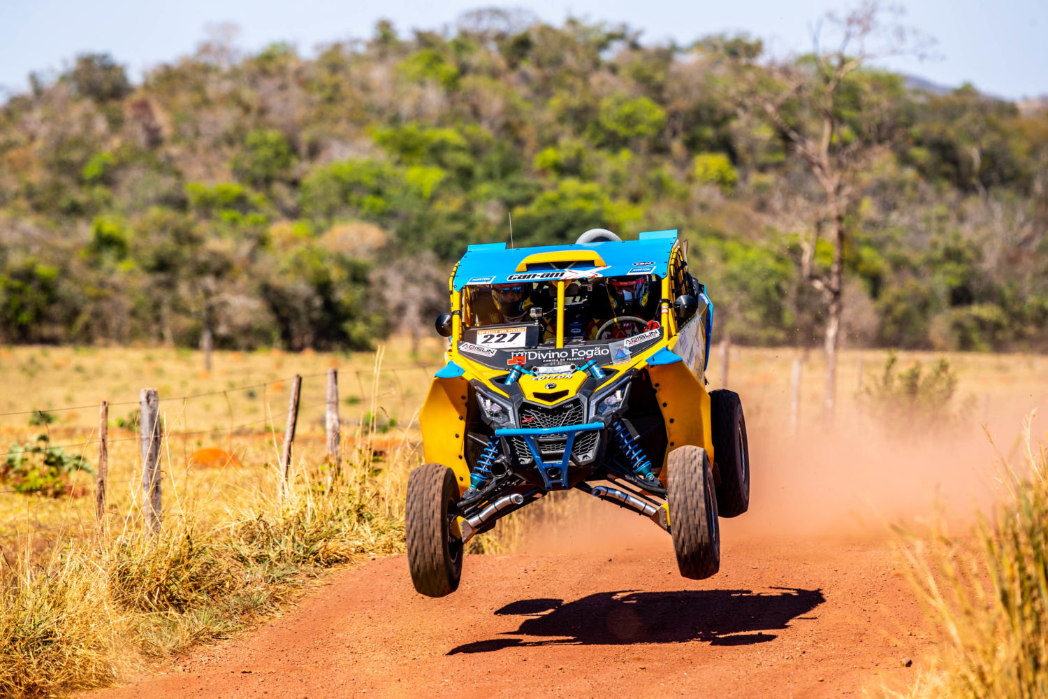 Gua E Poeira Pelo Caminho Na Primeira Etapa Do Rally Dos Sert Es