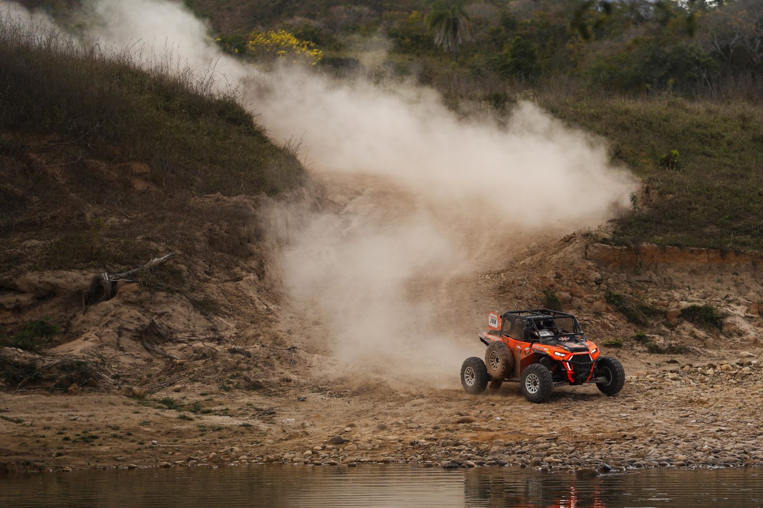 Gua E Poeira Pelo Caminho Na Primeira Etapa Do Rally Dos Sert Es