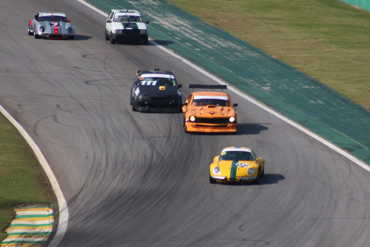 Gold Classic: categoria de carros clássicos faz corridas em Goiânia