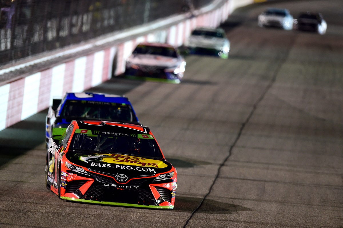 Sem amarelar, Hamlin vence e está na final da Nascar, com ...