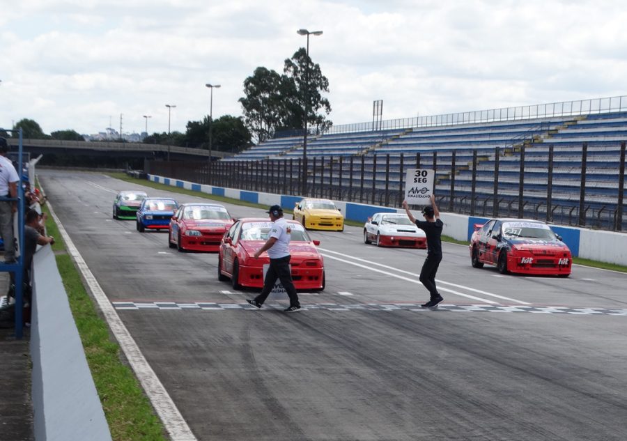 Metropolitano de Curitiba começa com 70 carros na pista - Racemotor