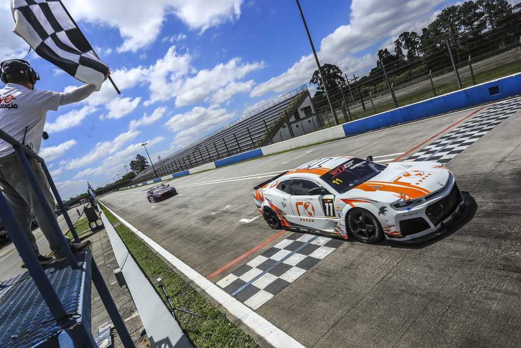 Carros e Corridas GT Sprint Race retorna ao Autódromo Internacional de  Curitiba - Carros e Corridas