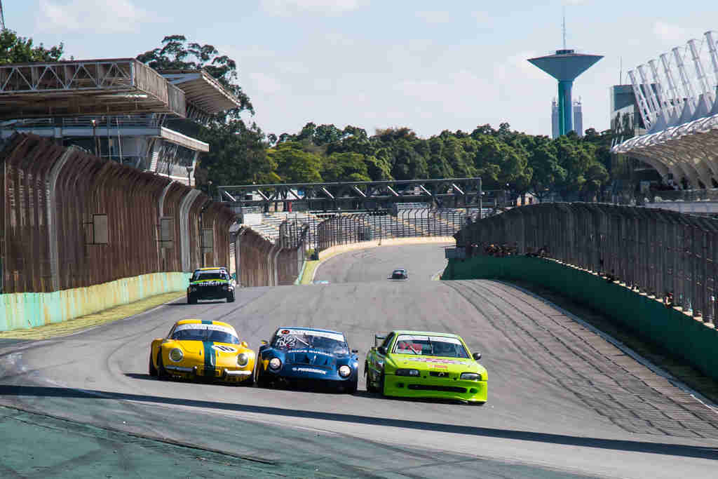 Gold Classic: categoria de carros clássicos faz corridas em Goiânia