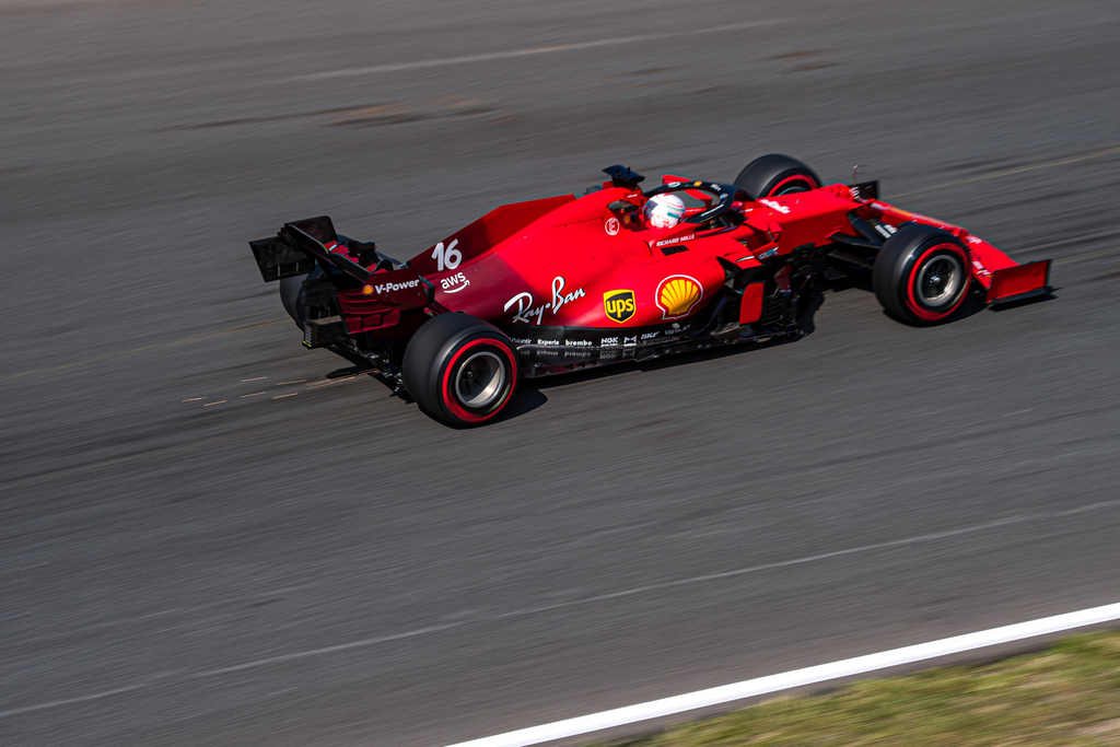 Com dobradinha da Ferrari, Sainz domina treino dois para o GP de