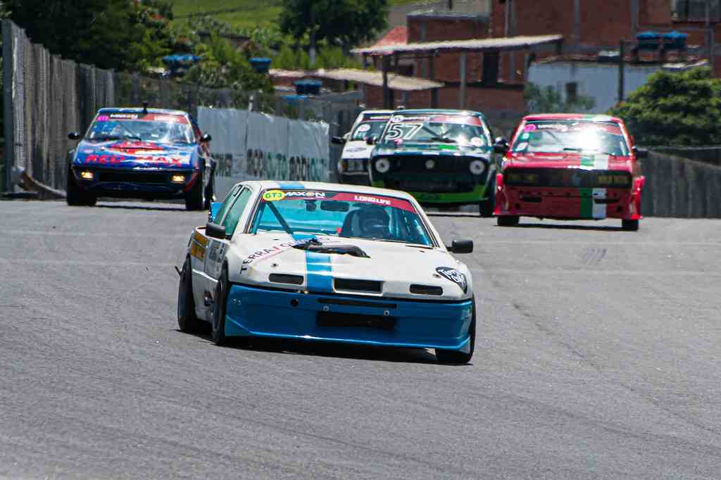 Gold Classic: categoria de carros clássicos faz corridas em Goiânia