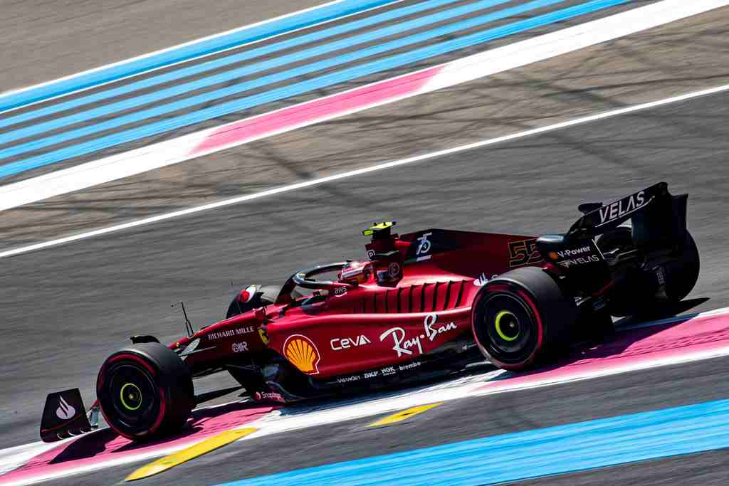 Com dobradinha da Ferrari, Sainz domina treino dois para o GP de