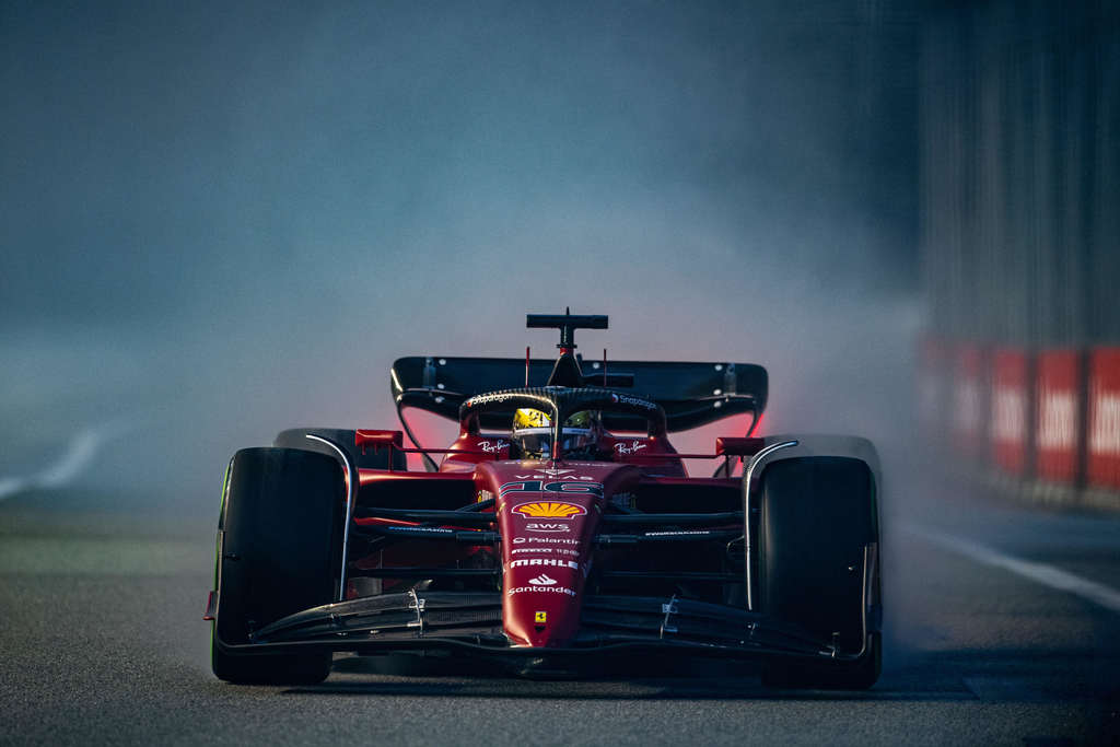 Sainz supera Leclerc e lidera segundo treino da F1 em Singapura