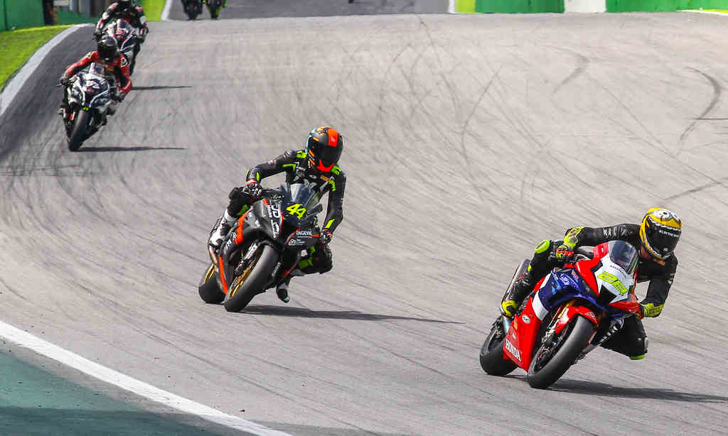 Interlagos pegou fogo na quarta etapa do SuperBike Brasil - Revista Moto  Adventure