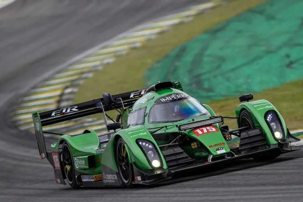 Interlagos: gatas desafiam tempo ruim em corrida da Moto 1000