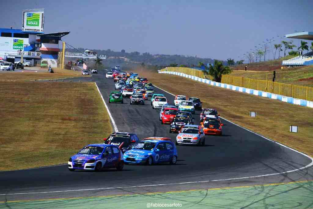 Turismo 1.4 BR reúne 53 carros em Goiânia