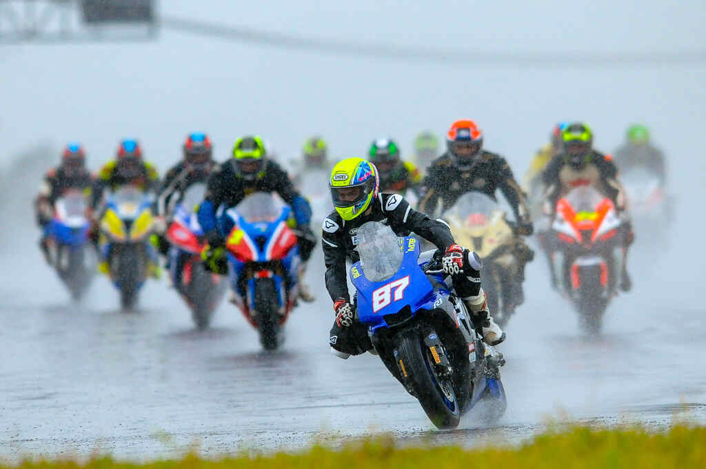 Imagens mostram pilotos de moto minutos antes da largada de