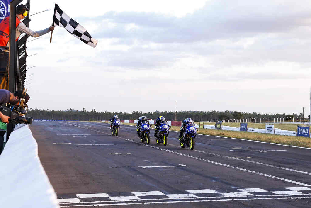 Piloto de apenas 12 anos vence na Copa Yamaha R3 em Cascavel - Racemotor