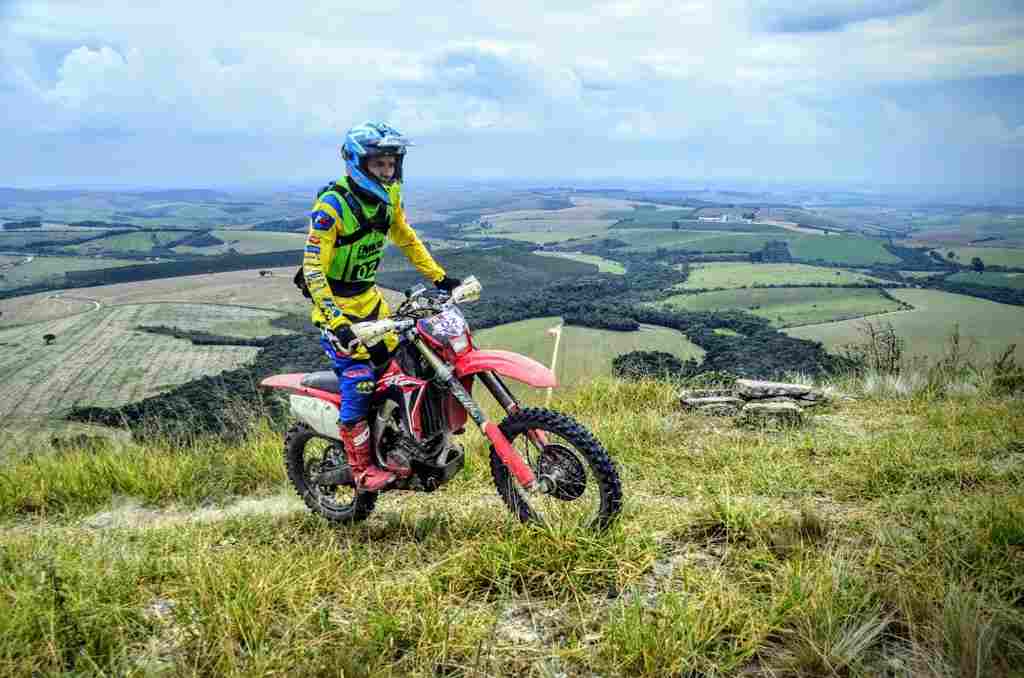 Pilotos da equipe Honda Racing dão dicas para fazer trilhas de moto