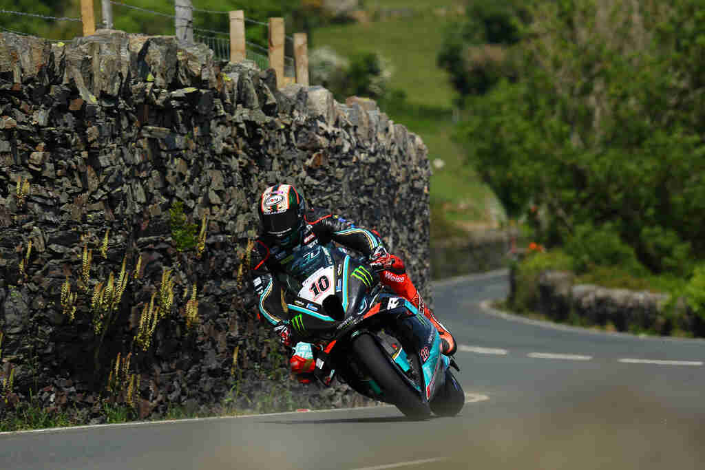 TT Ilha de Man 2022 – Hickman vence na corrida Supertwin TT