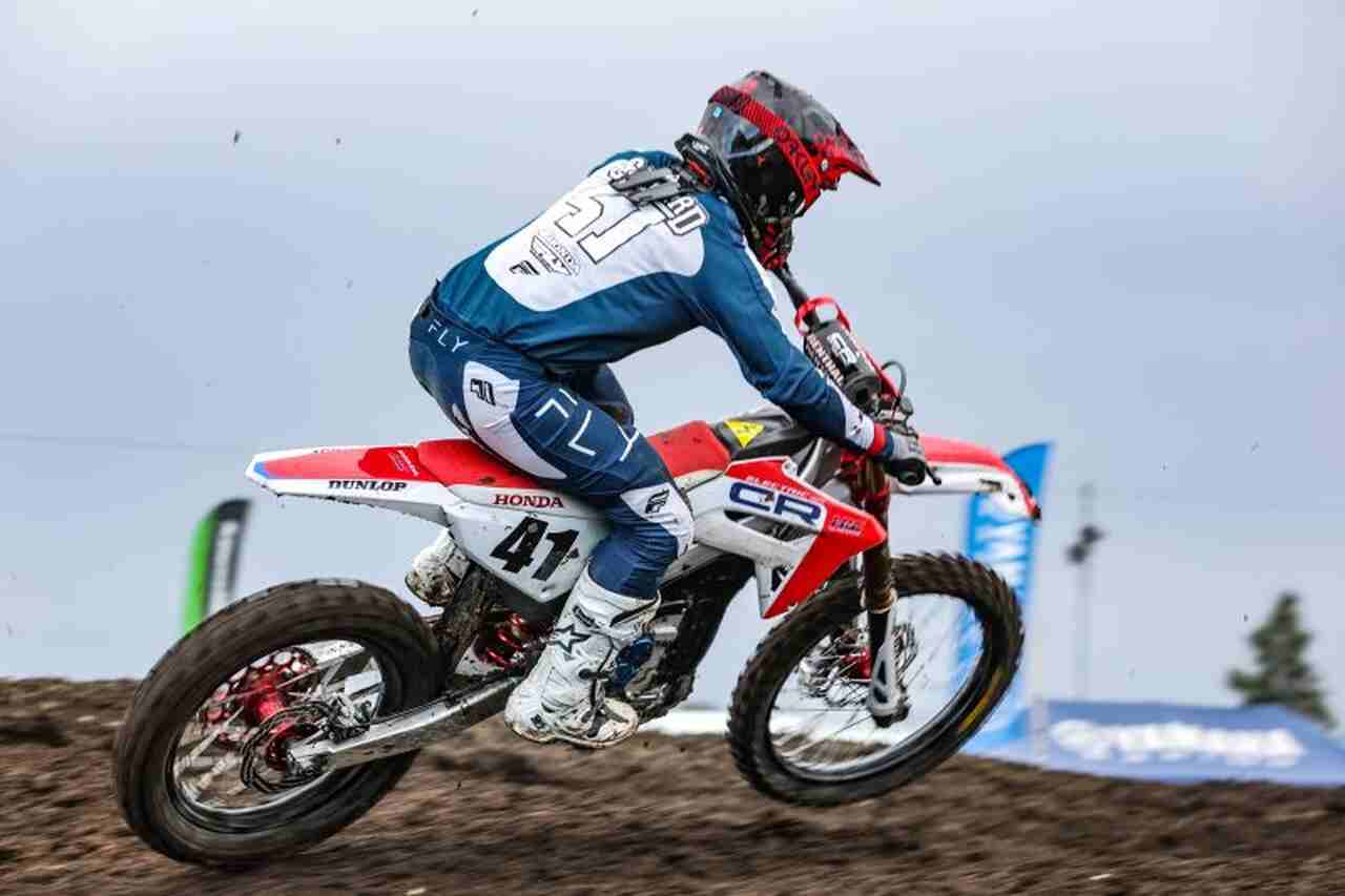 Honda elétrica de motocross mostra potencial na estreia em competição