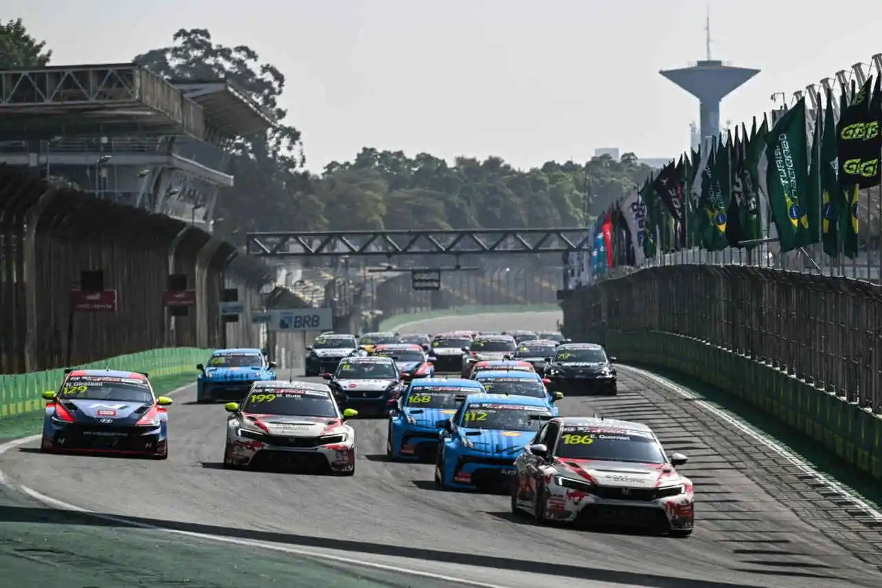 Guerrieri , Michelisz e Suzuki fazem bonito na festa do TCR em Interlagos