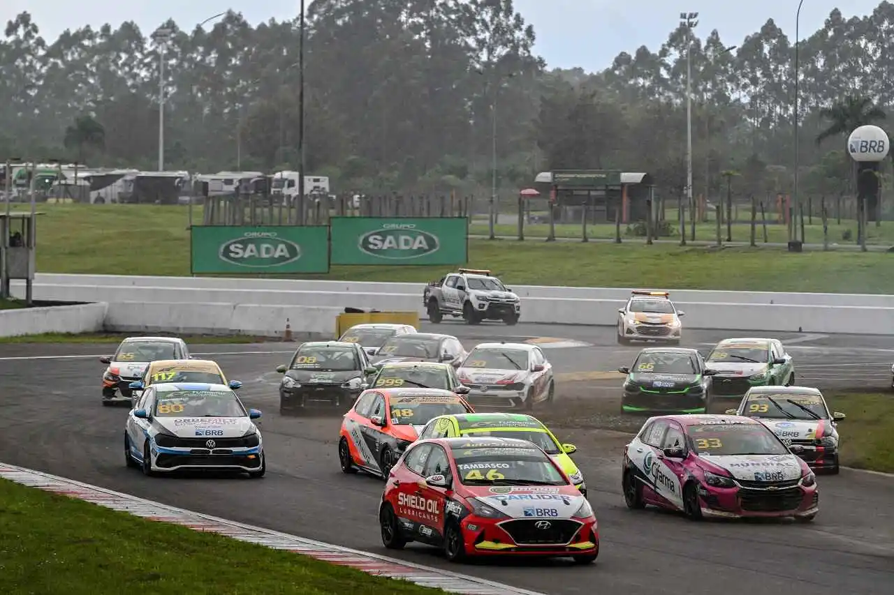 Chuva movimenta o sábado da Turismo Nacional no Velopark