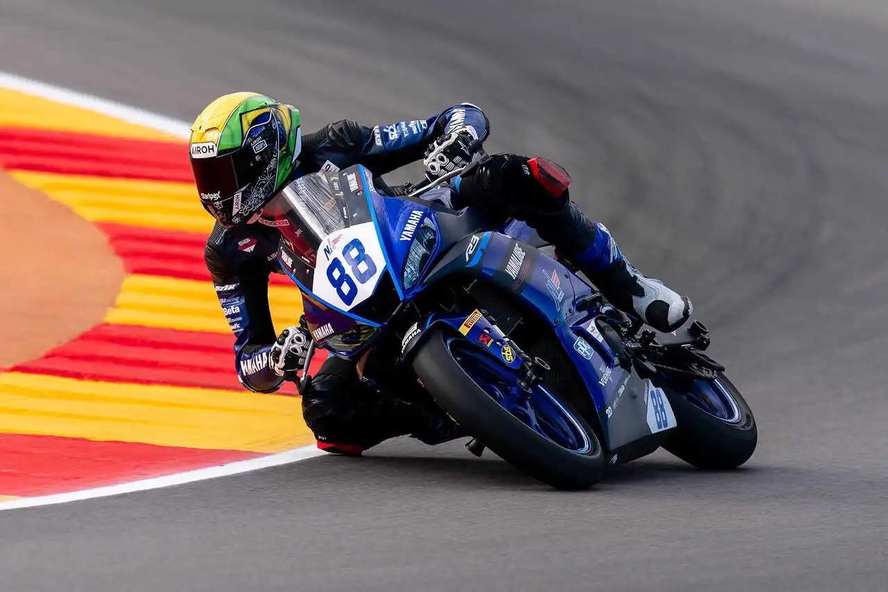 Brasileiros se destacam no Mundial R3 e na Supersport 300 em Motorland Aragón